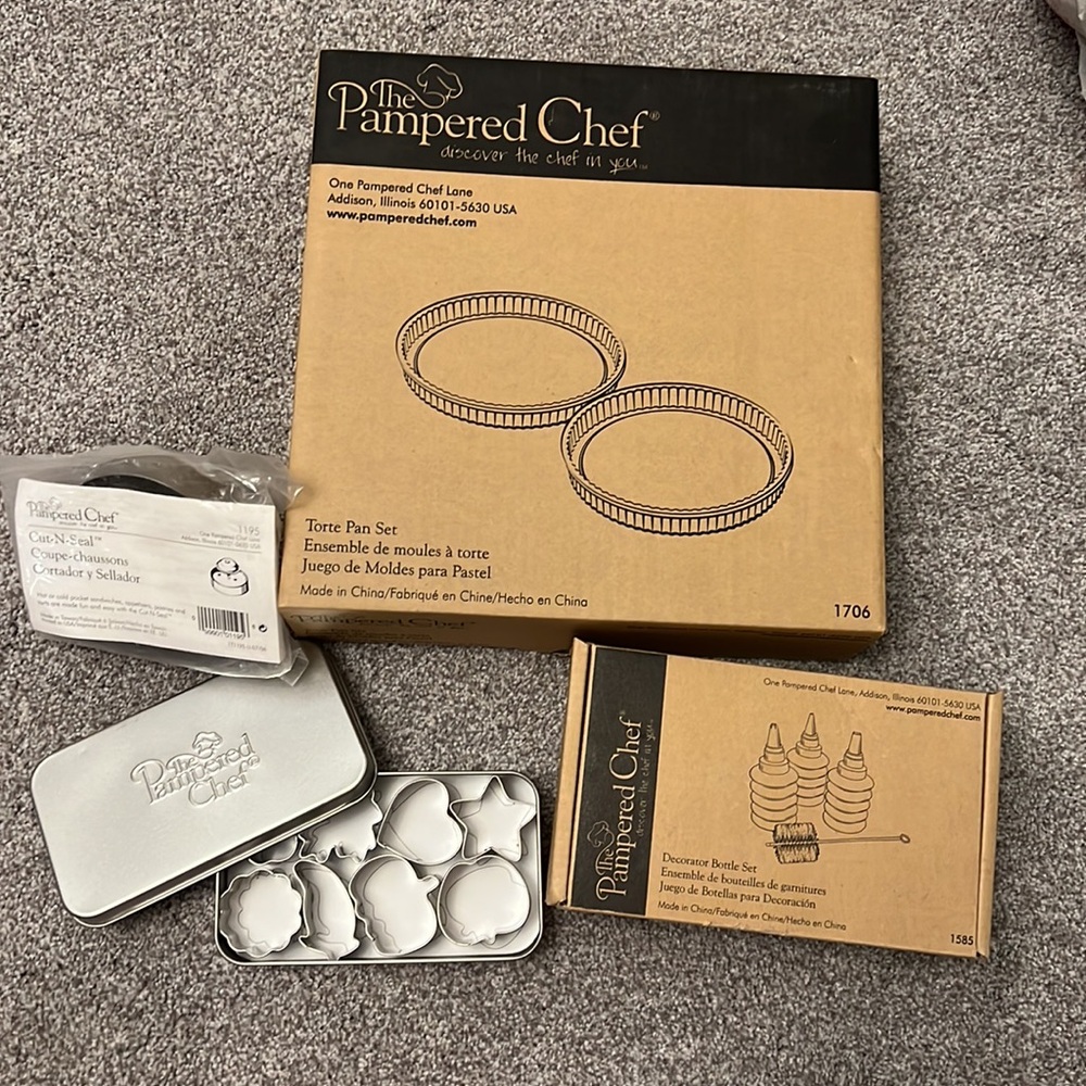 Pampered Chef baking and cake decorating Lot